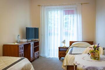 Фото номера Семейный номер-студио Курортные отели W Krainie Alicji Wellness &amp; Spa г. Наленчув 5